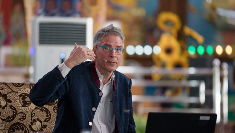 Christof Koch hizo su presentación durante la sesión matinal dedicada a la neurociencia en el último día del Simposio de Tibet Emory en Mundgod, Karnataka, India, el 20 de diciembre de 2016. Foto/Tenzin Choejor/OHHDL