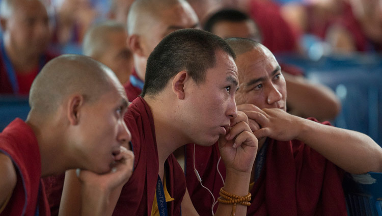Miembros de la audiencia escuchando las presentaciones del último día del Simposio de Tibet Emory en Drepung Loseling en Mundgod, Karnataka, India el 20 de diciembre de 2016. Foto/Tenzin Choejor/OHHDL