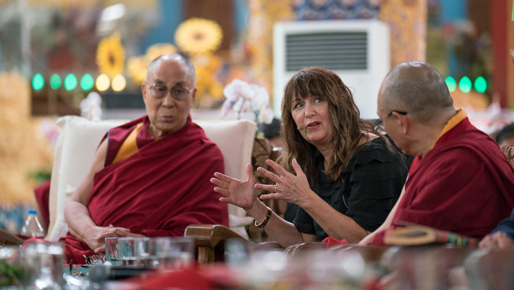 Kimberly Schonert-Reichl comentando durante la sesión final sobre ética secular en el Simposio de Tibet Emory en Mundgod, Karnataka, India el 20 de diciembre de 2016. Foto/Tenzin Choejor/OHHDL