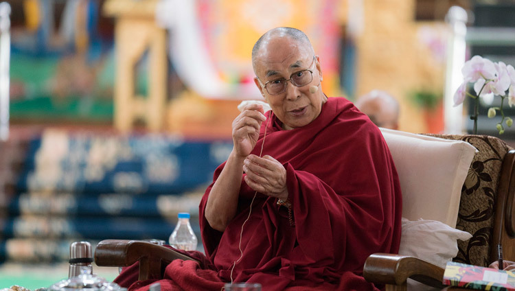 Su Santidad el Dalái Lama pronunciando su discurso de clausura al final del Simposio de Emory del Tíbet en Drepung Loseling en Mundgod, Karnataka, India, el 20 de diciembre de 2016. Foto/Tenzin Choejor/OHHDL
