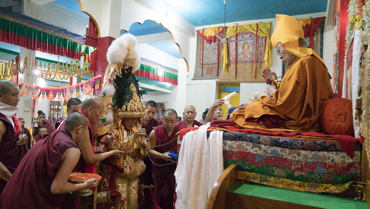 El Oráculo de Nechung acercándose a Su Santidad el Dalái Lama durante la ceremonia de Larga Vida en el Salón de Actos Drepung Lachi en Mundgod, Karnataka, India el 21 de diciembre de 2016. Foto/Tenzin Choejor/OHHDL