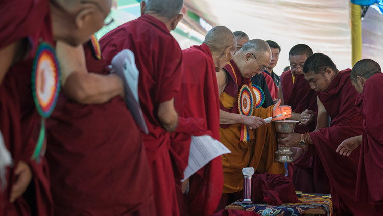 Su Santidad el Dalái Lama encendiendo una lámpara para inaugurar las ceremonias de celebración del 600 aniversario del Monasterio de Drepung en Mundgod, Karnataka, India, el 21 de diciembre de 2016. Foto/Tenzin Choejor/OHHDL