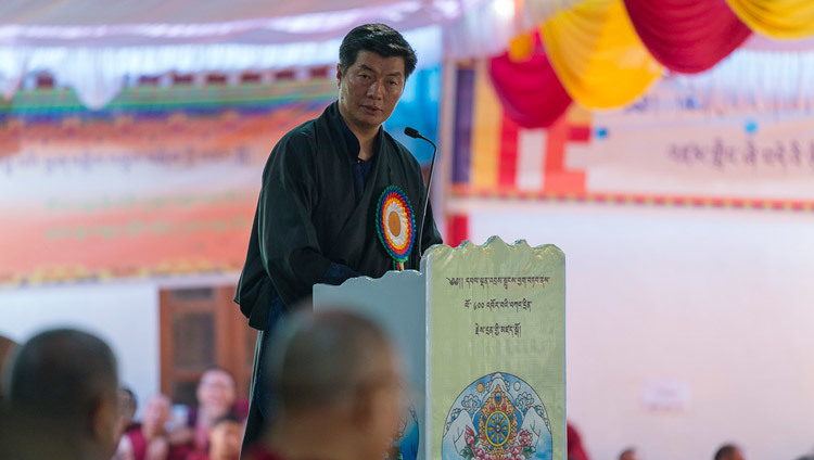 El Sikyong, Dr. Lobsang Sangay, hablando durante las ceremonias de celebración del 600 aniversario de la fundación del Monasterio de Drepung en Mundgod, Karnataka, India, el 21 de diciembre de 2016. Foto/Tenzin Choejor/OHHDL