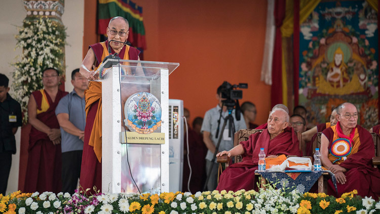 Su Santidad el Dalái Lama pronunciando el discurso principal en las ceremonias de celebración del 600 aniversario del Monasterio de Drepung en Mundgod, Karnataka, India, el 21 de diciembre de 2016. Foto/Tenzin Choejor/OHHDL