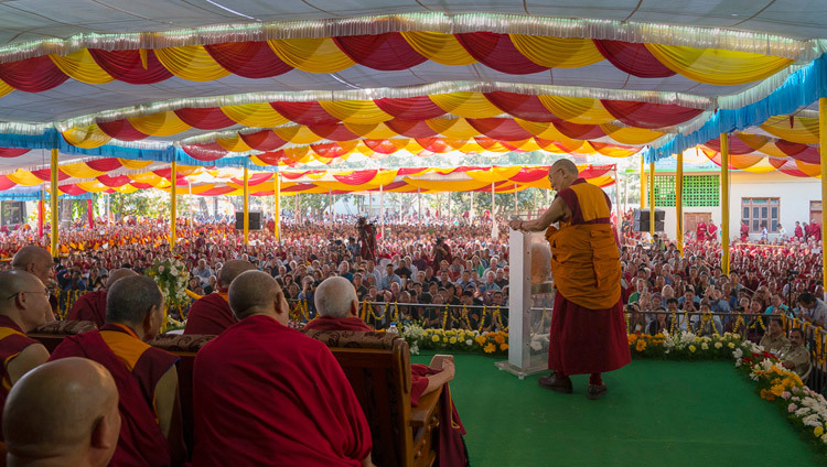Su Santidad el Dalái Lama hablando a la gran multitud reunida en el patio del salón de actos de Drepung Lachi para celebrar el 600º aniversario del monasterio de Drepung en Mundgod, Karnataka, India, el 21 de diciembre de 2016. Foto/Tenzin Choejor/OHHDL