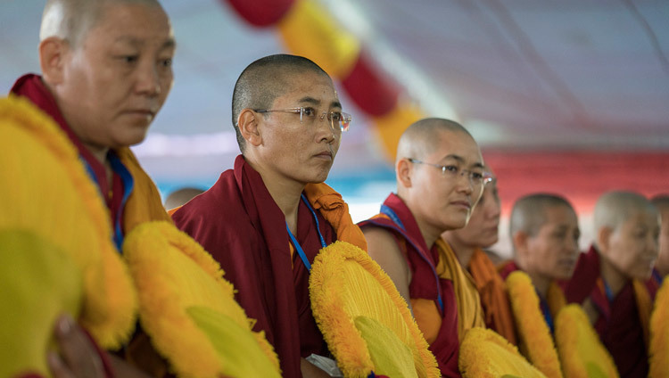 Algunas de las veinte monjas a las que se les otorgarán los grados Geshe-ma sentadas en primera fila en el patio del Monasterio Drepung Lachi en Mundgod, Karnataka, India, el 22 de diciembre de 2016. Foto/Tenzin Choejor/OHHDL