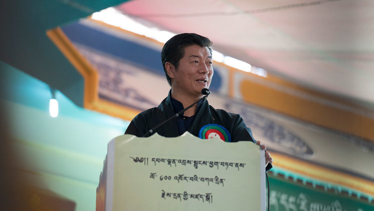 El Sikyong Dr. Lobsang Sangay hablando en la ceremonia de entrega de los primeros títulos de Geshe-ma a las monjas en Drepung Lachi en Mundgod, Karnataka, India el 22 de diciembre de 2016. Foto/Tenzin Choejor/OHHDL