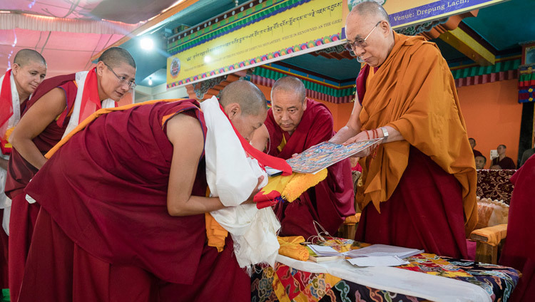 Cada una de las Gueshe-mas recibiendo sus títulos de Su Santidad el Dalái Lama en Drepung Lachi en Mundgod, Karnataka, India el 22 de diciembre de 2016. Foto/Tenzin Choejor/OHHDL
