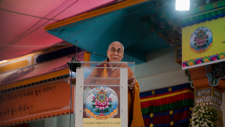 Su Santidad el Dalái Lama hablando en la ceremonia de entrega de los primeros títulos de Geshe-ma a las monjas en Drepung Lachi en Mundgod, Karnataka, India, el 22 de diciembre de 2016. Foto/Tenzin Choejor/OHHDL
