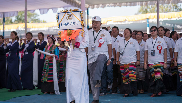 Un grupo de ex-alumnos marchando hacia el lugar al comienzo de las celebraciones del 50º aniversario del CST Mundgod en Mundgod, Karnataka, India, el 22 de diciembre de 2016. Foto/Tenzin Choejor/OHHDL