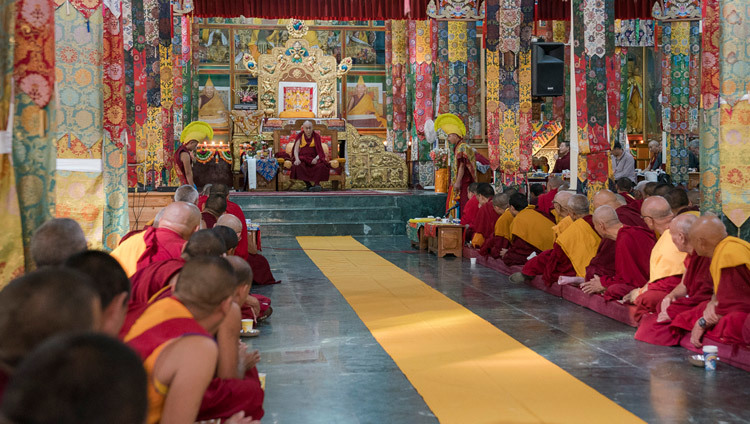 Su Santidad el Dalái Lama durante las ceremonias de bienvenida a su llegada al Monasterio de Ganden Lachi en Mundgod, Karnataka, India, el 22 de diciembre de 2016. Foto/Tenzin Choejor/OHHDL