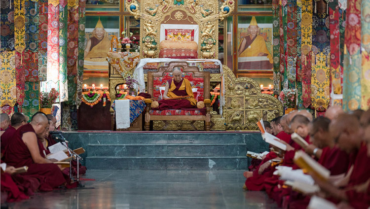 Su Santidad el Dalái Lama uniéndose a los monjes principales en la recitación de los textos de Je Tsongkhapa con motivo de Ganden Ngacho en el Monasterio de Ganden Lachi en Mundgod, Karnataka, India, el 23 de diciembre de 2016. Foto/Tenzin Choejor/OHHDL
