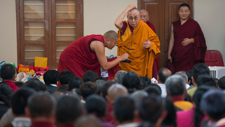Su Santidad el Dalái Lama dirigiéndose a los peregrinos del Tíbet en el Monasterio de Ganden Lachi en Mundgod, Karnataka, India, el 23 de diciembre de 2016. Foto/Tenzin Choejor/OHHDL