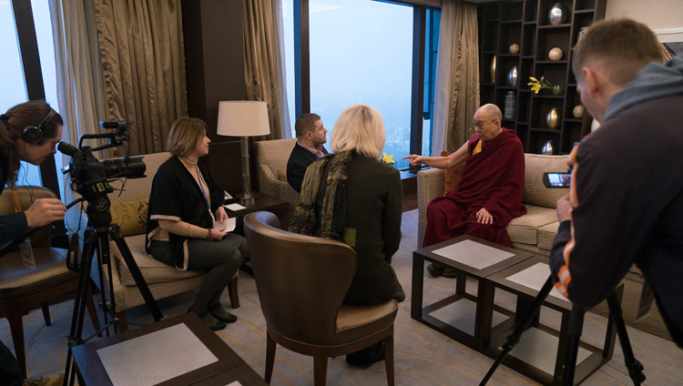 Su Santidad el Dalái Lama concediendo una entrevista a Lenta.Ru en Delhi, India, el 25 de diciembre de 2016. Foto/Tenzin Choejor/OHHDL