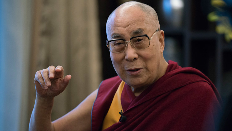 Su Santidad el Dalái Lama durante su entrevista con la sucursal de Tuva de STS TV en Delhi, India, el 25 de diciembre de 2016. Foto/Tenzin Choejor/OHHDL