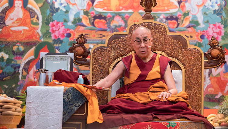 Su Santidad el Dalái Lama hablando en el segundo día de sus tres días de enseñanza para los budistas rusos en Delhi, India, el 26 de diciembre de 2016. Foto/Tenzin Choejor/OHHDL