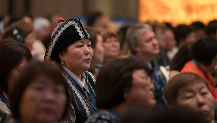 Miembros de la audiencia escuchando a Su Santidad el Dalái Lama en el segundo día de su enseñanza para los budistas rusos en Delhi, India, el 26 de diciembre de 2016. Foto/Tenzin Choejor/OHHDL