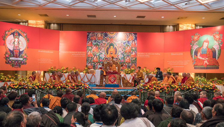 Su Santidad el Dalái Lama respondiendo a las preguntas del público durante su enseñanza en Delhi, India, el 26 de diciembre de 2016. Foto/Tenzin Choejor/OHHDL