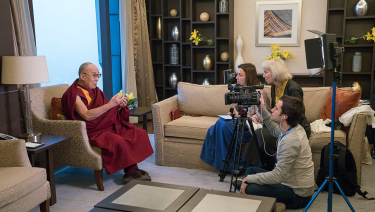 Oksana Shemleva del Canal 1 de la Televisión Rusa entrevistando a Su Santidad el Dalái Lama en Delhi, India, el 27 de diciembre de 2016. Foto/Tenzin Choejor/OHHDL