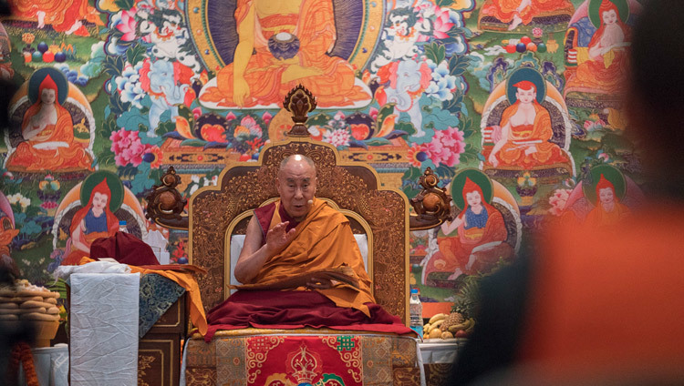  Su Santidad el Dalái Lama hablando en el último día de su enseñanza para los budistas rusos en Delhi, India, el 27 de diciembre de 2016. Foto/Tenzin Choejor/OHHDL