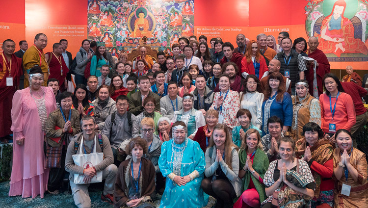 Su Santidad el Dalái Lama posando para una de las muchas fotos de grupo con todos los asistentes de Rusia y Mongolia al final de su enseñanza en Delhi, India, el 27 de diciembre de 2016. Foto/Tenzin Choejor/OHHDL