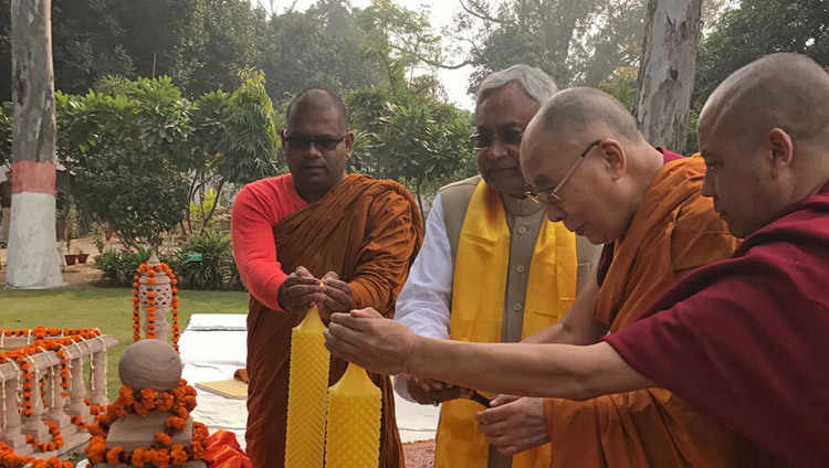 Su Santidad el Dalái Lama junto con el Ministro Principal de Bihar Nitish Kumar y monjes de las tradiciones pali y sánscrita encendiendo velas en el parque de Buda Smriti en Patna, Bihar (India) el 28 de diciembre de 2016. Foto/Jeremy Russell/OHHDL