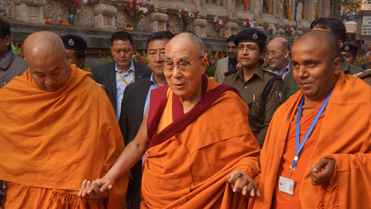 Dos monjes de la Sociedad Mahabodhi escoltando a Su Santidad el Dalái Lama alrededor del Templo Mahabodhi en Bodhgaya, Bihar, India el 29 de diciembre de 2016. Foto/Jeremy Russell/OHHDL