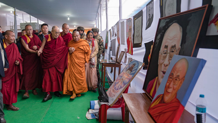 Su Santidad el Dalái Lama mirando los resultados de un concurso estudiantil de retratos suyos, mientras llega al centro de enseñanza de Kalachakra en Bodhgaya, Bihar, India, el 31 de diciembre de 2016. Foto/Tenzin Choejor/OHHDL