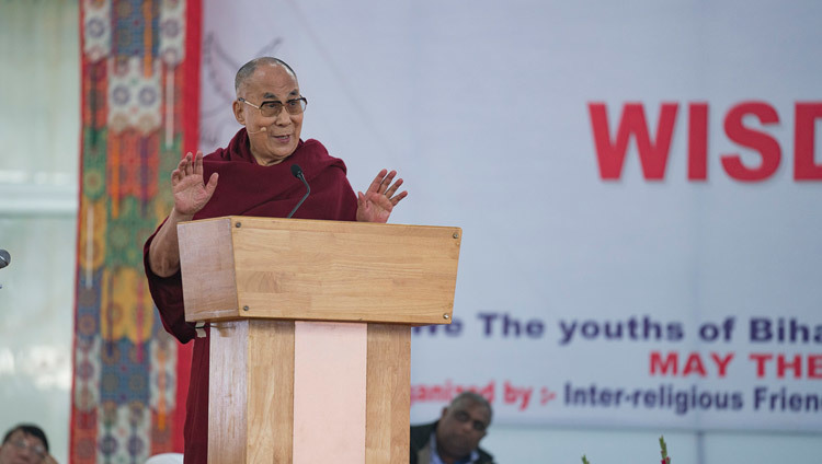 Su Santidad el Dalái Lama hablando a unos 2000 estudiantes de la vecindad de Bodhgaya en el centro de enseñanza de Kalachakra en Bodhgaya, Bihar, India, el 31 de diciembre de 2016. Foto/Tenzin Choejor/OHHDL