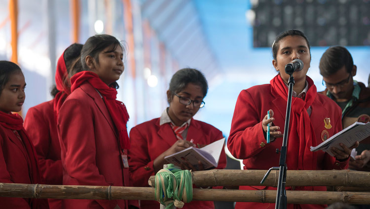 Una estudiante haciendo una pregunta a Su Santidad el Dalái Lama durante su charla a 2000 estudiantes de la zona local en el centro de enseñanza de Kalachakra en Bodhgaya, Bihar, India, el 31 de diciembre de 2016. Foto/Tenzin Choejor/OHHDL