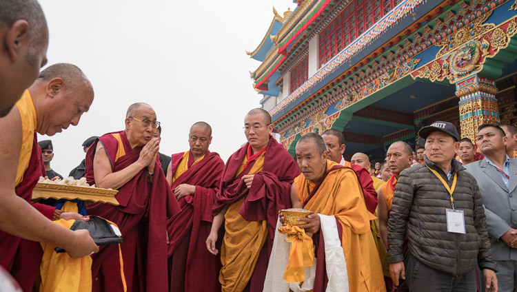 Su Santidad el Dalái Lama llegando a Palyul Thupten Choekhor Dargyeling en Bodhgaya, Bihar, India el 31 de diciembre de 2016. Foto/Tenzin Choejor/OHHDL