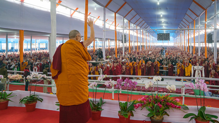 Su Santidad el Dalái Lama saludando a la multitud antes de las primeras enseñanzas de la XXXIV Iniciación de Kalachakra en Bodhgaya, Bihar, India el 2 de Enero del 2017. Foto/Tenzin Choejor/OHHDL
