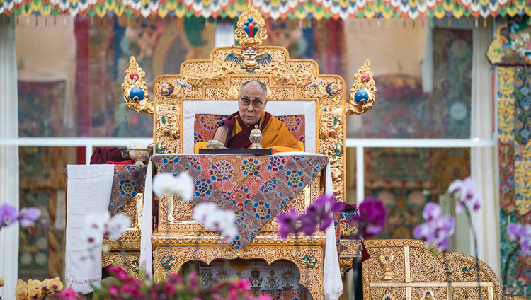 Su Santidad el Dalái Lama hablando durante el primer día de la XXIV Iniciación de Kalachakra en Bodhgaya, Bihar, India, el 2 de Enero del 2017. Foto/Tenzin Choejor/OHHDL