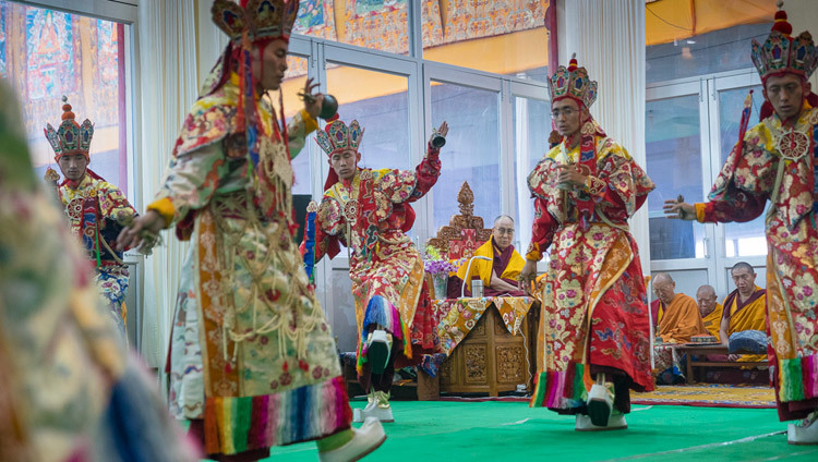 Su Santidad el Dalái Lama observa como los monjes del Monasterio de Namgyal realizan la Danza del Ritual de la Tierra en el segundo día de preparación para la Iniciación de Kalachakra en Bodhgaya, Bihar, India, el 3 de Enero del 2017. Foto/Tenzin Choejor/OHHDL