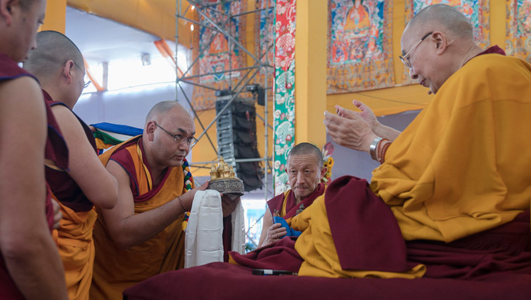 Khenpo Sonam Temphel haciendo las ofrendas tradicionales al inicio de las enseñanzas de Su Santidad preliminares a la Iniciación de Kalachakra en Bodhgaya, Bihar, India, el 5 de Enero de 2017. Foto/Tenzin Choejor/OHHDL