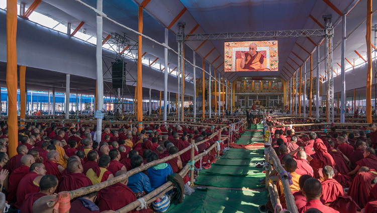 Vista desde el fondo del lugar de las enseñanzas Kalachakra durante las enseñanzas de Su Santidad preliminares a la Iniciación de Kalachakra en Bodhgaya, Bihar, India, el 5 de Enero de 2017. Foto/Tenzin Choejor/OHHDL 