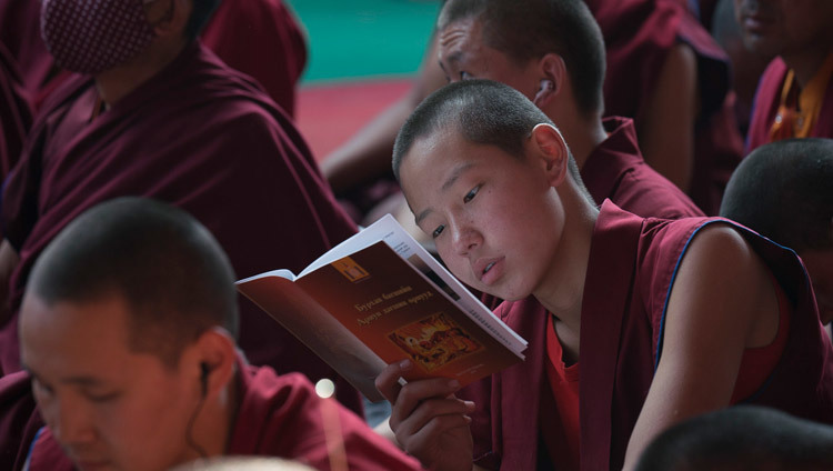 Un joven monje siguiendo los textos durante las enseñanzas de Su Santidad el Dalái Lama preliminares a la Iniciación de Kalachakra en Bodhgaya, Bihar, India, el 5 de Enero de 2017. Foto/Tenzin Choejor/OHHDL 