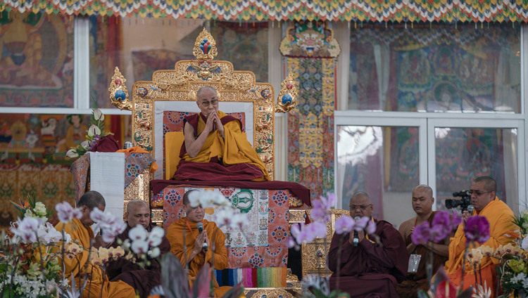 Monjes Theravada recitando el Mangala Sutta en pali al inicio de las enseñanzas de Su Santidad preliminares a la Iniciación de Kalachakra en Bodhgaya, Bihar, India, el 5 de Enero de 2017. Foto/Tenzin Choejor/OHHDL
