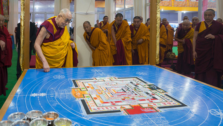 Su Santidad el Dalái Lama inspeccionando el trabajo del mandala de arena después de los rituales preparatorios de Kalachakra de la mañana en Bodhgaya, Bihar, India, el 6 de Enero de 2017. Foto/Tenzin Choejor/OHHDL