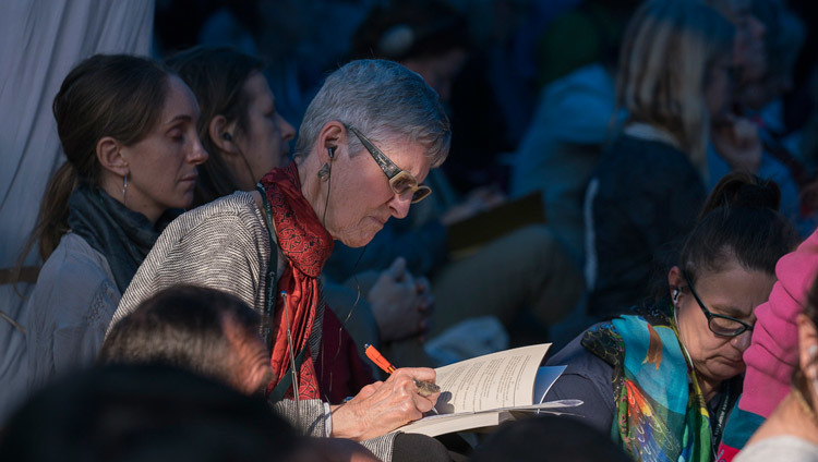 Una de las muchas personas extranjeras que acudieron a la Iniciación de Kalachakra tomando notas durante las enseñanzas de Su Santidad el Dalái Lama preliminares al Kalachakra en Bodhgaya, Bihar, India, el 6 de Enero de 2017. Foto/Tenzin Choejor/OHHDL