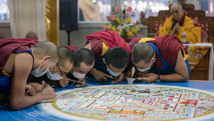 Monjes del Monasterio de Namgyal trabajando en la construcción del mandala de arena durante los rituales de preparación para la Iniciación de Kalachakra en Bodhgaya, Bihar, India, el 7 de Enero de 2017. Foto/Tenzin Choejor/OHHDL