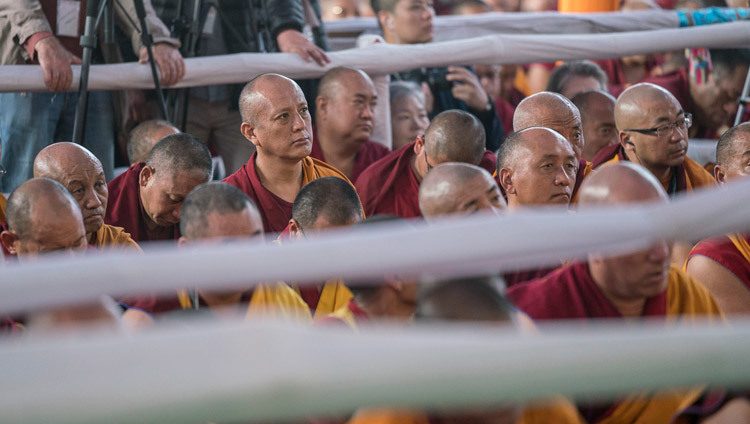 Algunos de los miles de monjes que asistieron al tercer día de las enseñanzas de Su Santidad preliminares a la Iniciación de Kalachakra en Bodhgaya, Bihar, India, el 7 de Enero de 2017. Foto/Tenzin Choejor/OHHDL