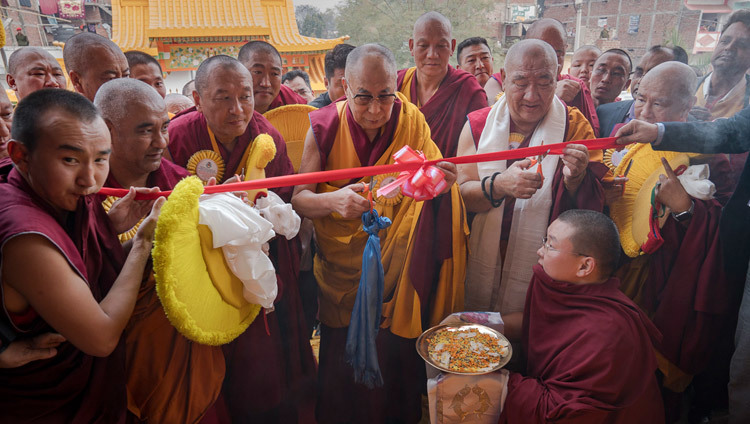Su Santidad el Dalái Lama cortando la cinta que formalmente abre el templo mongol Ganden Tekchen Ling en Bodhgaya, Bihar, India el 9 de Enero de 2017. Foto/Tenzin Choejor/OHHDL