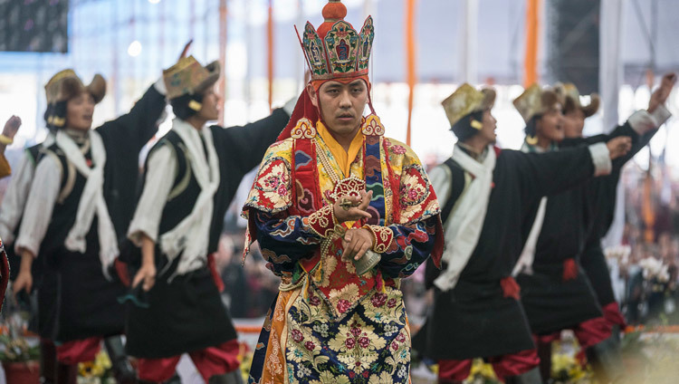 Un grupo cantando una canción tradicional detrás de uno de los monjes del Monasterio de Namgyal que interpretaba la Danza del Ritual de Ofrecimiento de Kalachakra en el Templo de Kalachakra en Bodhgaya, Bihar, India, el 9 de Enero de 2017. Foto/Tenzin Choejor/OHHHDL