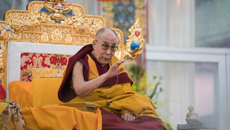 Su Santidad el Dalái Lama durante la preparación de los estudiantes para la Iniciación de Kalachakra en Bodhgaya, Bihar, India el 11 de enero de 2017. Foto/Tenzin Choejor/OHHHDL