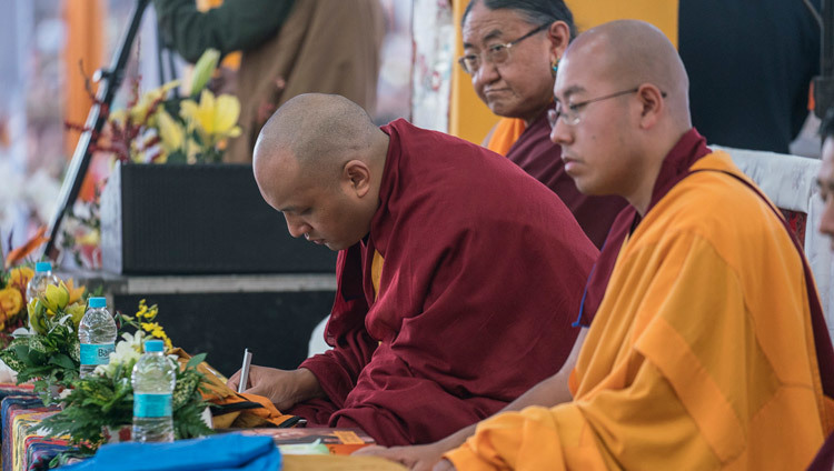 Sakya Trizin, Gyalwang Karmapa y Taklung Shabdrung durante el primer día de la Iniciación de Kalachakra, Entrada en el Mandala, en Bodhgaya, Bihar, India el 11 de enero de 2017. Foto/Tenzin Choejor/OHHDL