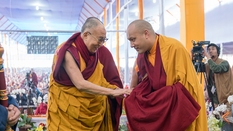 Su Santidad el Dalái Lama intercambiando saludos con Gyalwang Karmapa a su llegada al escenario para el segundo día de la Iniciación de Kalachakra, las Siete Iniciaciones de Entrada como un Niño, en Bodhgaya, Bihar, India, el 12 de enero de 2017. Foto/Tenzin Choejor/OHHDL