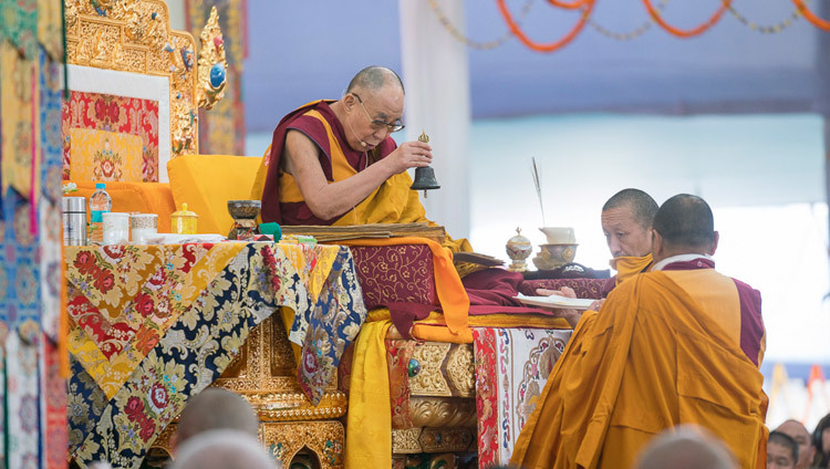 Su Santidad el Dalái Lama durante el segundo día de la Iniciación de Kalachakra, las Siete Iniciaciones de Entrada como un Niño, en Bodhgaya, Bihar, India, el 12 de enero de 2017. Foto/Tenzin Choejor/OHHHDL