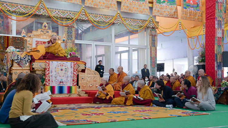 Un grupo de monjes, monjas y laicos recitando el Sutra del Corazón en español al comienzo del tercer y último día de la Iniciación de Kalachakra en Bodhgaya, Bihar, India, el 13 de enero de 2017. Foto/Tenzin Choejor/OHHDL