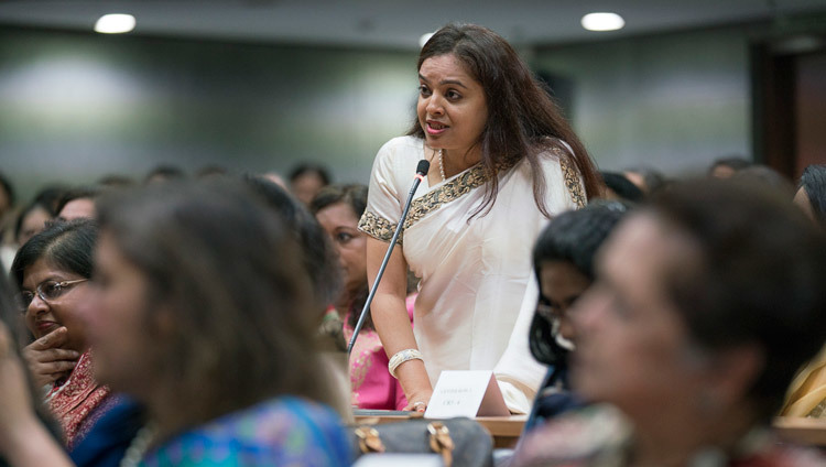 Una persona de la audiencia preguntando a Su Santidad el Dalái Lama durante su charla con la Sección de Damas de la Federación de Cámaras de Comercio e Industria de la India en Nueva Delhi, India, el 21 de enero de 2017. Foto/Tenzin Choejor/OHHDL